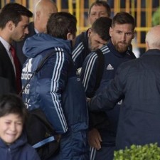 Les petits fans ont reçu la signature de Messi et ont pleuré